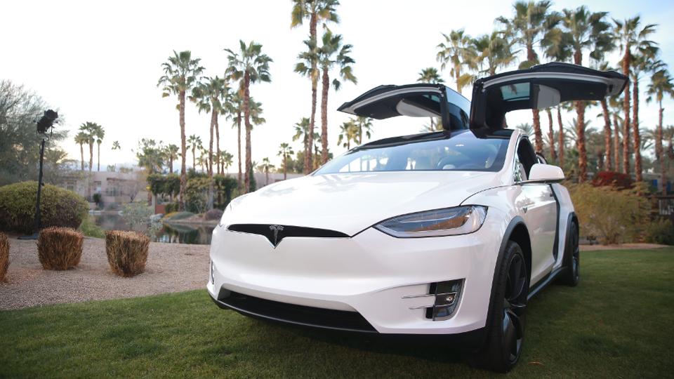 Volvo XC40 Recharg  sẵn sàng cạnh tranh với Tesla Model X -đối thủ đáng gườm của mình